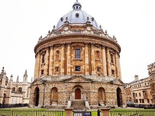 Lạ lùng như câu hỏi tuyển sinh của ĐH Oxford: Viên đá có hình dạng thế nào?
