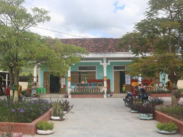 Hàng chục học sinh trở lại trường sau gần 1 tháng nghỉ để phản đối đóng nộp học phí 
