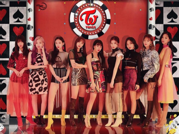Đến lượt TWICE chịu chung nỗi khổ với Red Velvet: Biết làm sao khi đồ diễn quá ngắn