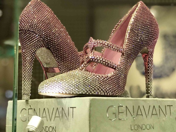 Đây chính là đôi giày lấp lánh nhất Trung Quốc, ước mơ của mọi cô nàng mùa lễ hội