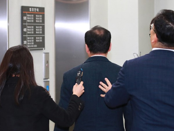 Hàn Quốc: Thầy giáo bị bắt vì lấy trộm đề thi cho 2 con gái song sinh