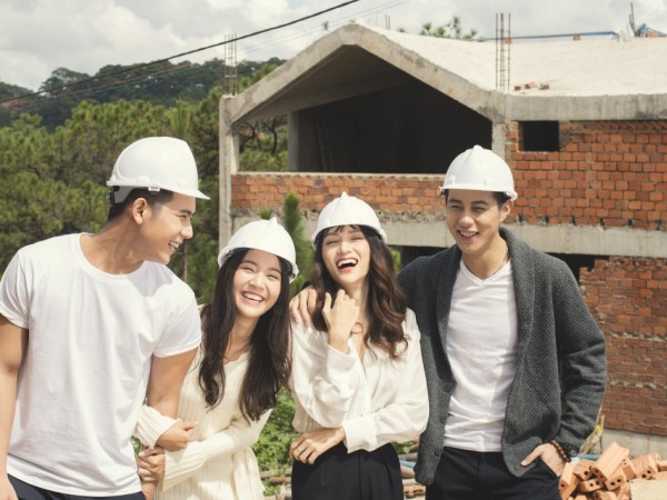 Hương Giang tình cảm bên cạnh mỹ nam The Face Men Thái trong MV trở lại