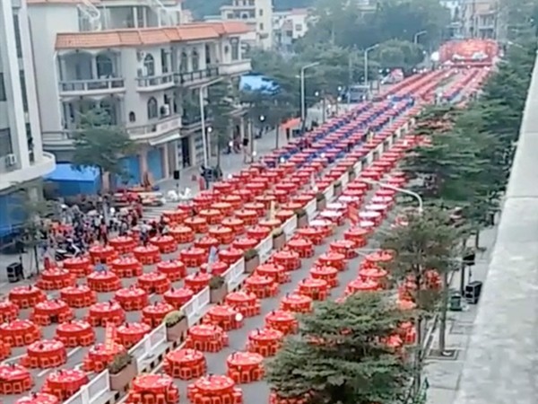 Trung Quốc: Đám cưới siêu khủng với hàng nghìn bàn tiệc “chảy dài” hết con đường