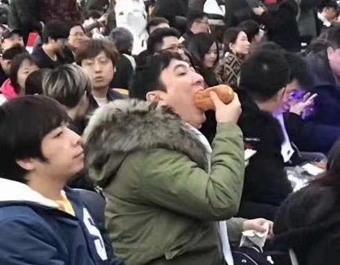Đúng là "đại thiếu gia" Trung Quốc, ăn hot dog cũng có thể trở thành xu hướng!