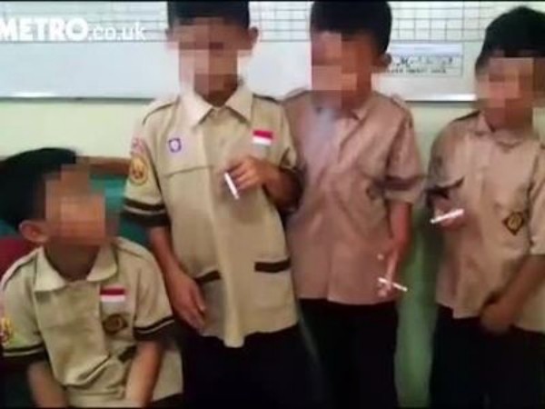 Indonesia: Hiệu trưởng hứng "gạch đá" vì bắt học sinh hút thuốc để trừng phạt