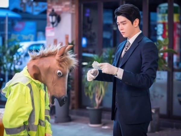 Choáng chưa, Kim Yoo Jung bỗng dưng hóa ngựa trong phim mới ''Clean with Passion for Now''