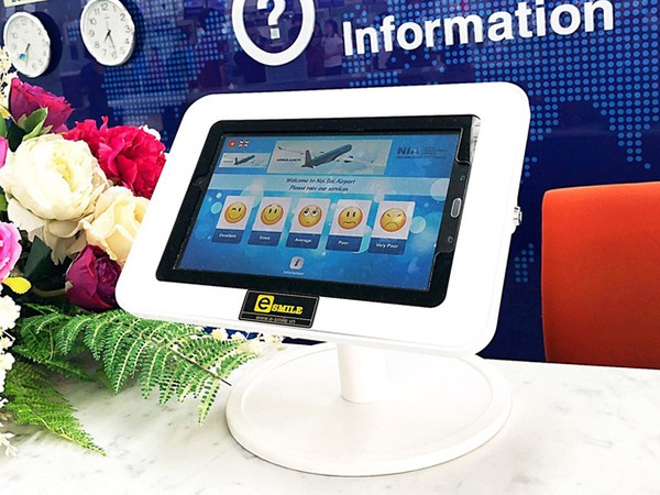 Hà Nội: Hành khách “chấm điểm” sân bay Nội Bài qua máy tính bảng tại chỗ