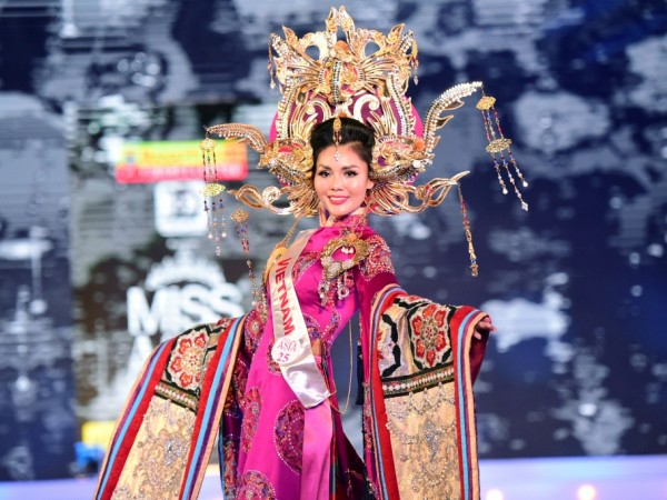 Diện quốc phục cầu kỳ, Kim Nguyên đoạt hai giải phụ trong cuộc thi Hoa hậu Châu Á 2018