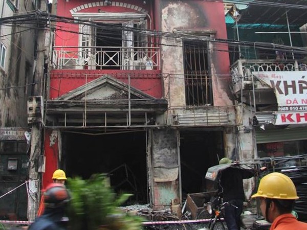 Hà Nội: 2 người bị bỏng sau tiếng nổ lớn trong căn nhà 4 tầng