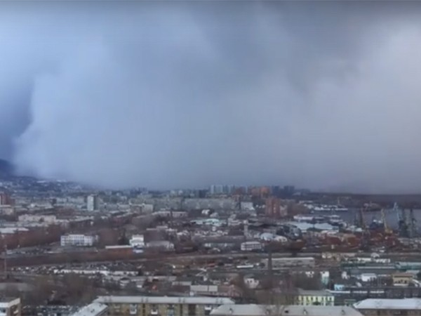 Nga: Tuyết rơi như sóng thần “càn quét” thành phố