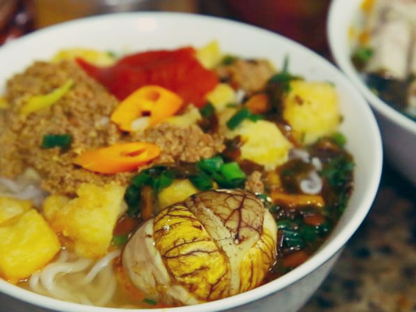 No căng bụng với "bún ốc trứng lộn" vàng thơm siêu chất ở Hà Nội