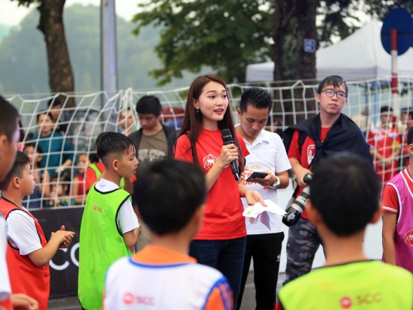 Người đẹp Ngọc Nữ và VĐV Đỗ Kim Phúc "thắp lửa" tinh thần cho các cầu thủ nhí