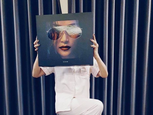 Bất ngờ với kích thức "khủng" của chiếc album có giá tới 2 triệu của Đông Nhi