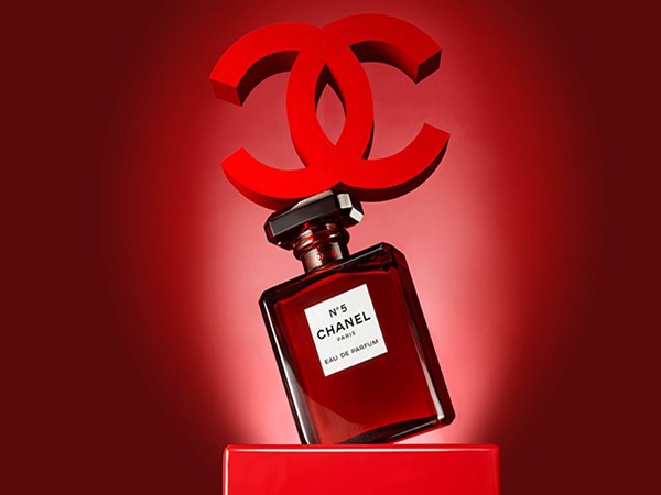 Đỏ quyền lực - lời tuyên ngôn trong bộ sưu tập mùa lễ hội của Chanel