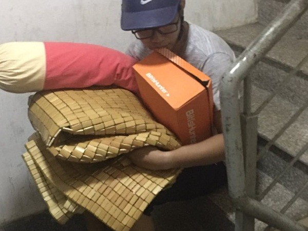 Nhậu về muộn bị vợ cho canh cửa, chồng đưa ra lời khuyên khiến ai cũng bật cười