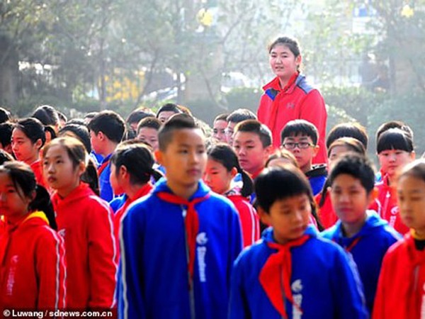 Kinh ngạc cô bé Trung Quốc 11 tuổi đã cao hơn 2 mét