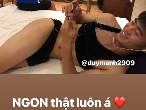 Đình Trọng tung ảnh "hớ hênh" của Duy Mạnh lên mạng xã hội