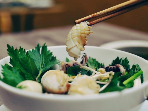 Hội mê món sợi ở Hà Nội giờ có thêm cả hủ tiểu mực để đổi vị này