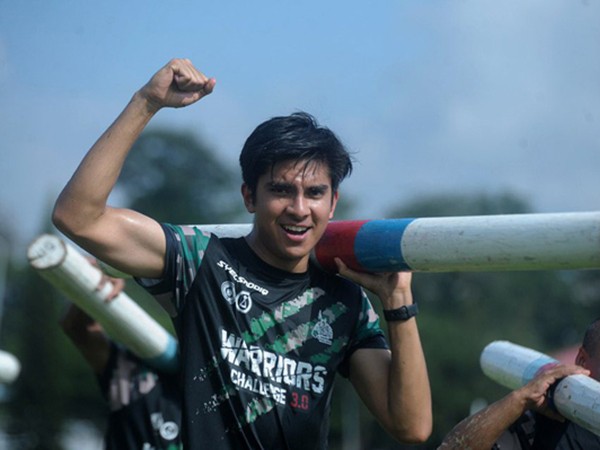Bộ trưởng 26 tuổi điển trai của Malaysia gây sốt vì tinh thần thể thao