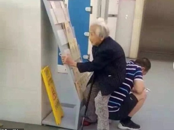 Hình ảnh “con trai dùng thân mình làm ghế cho mẹ già ngồi nghỉ ngơi” khiến dân mạng thán phục