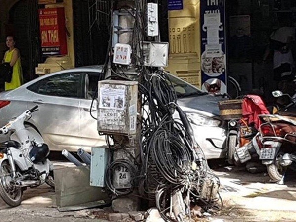 Nam sinh cấp 3 lái ô tô gây tai nạn liên hoàn
