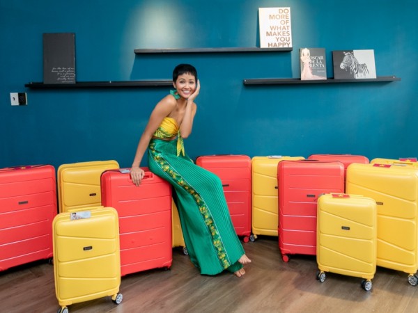 H’Hen Niê nổi bật trong các hoạt động của Miss Universe vì ngày nào cũng thay 3-4 bộ trang phục