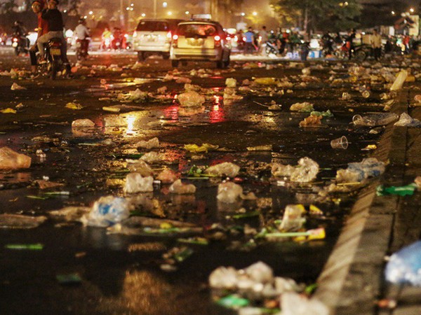 Choáng ngợp với cảnh ngập rác trên sân Mỹ Đình sau chiến thắng nghẹt thở