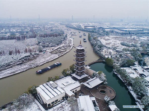 Trung Quốc: Tuyết đầu mùa phủ trắng trời, biến cổ trấn nghìn năm tuổi hóa chốn thần tiên