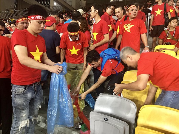 CĐV Việt Nam nhặt sạch rác trên khán đài sau trận chung kết tại Malaysia