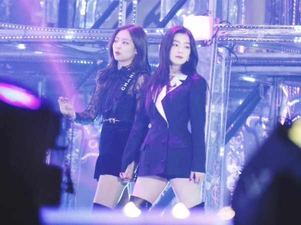 Chỉ bày tỏ tình thương mến thương với nhau thôi, Jennie và Irene cũng hứng gạch đá