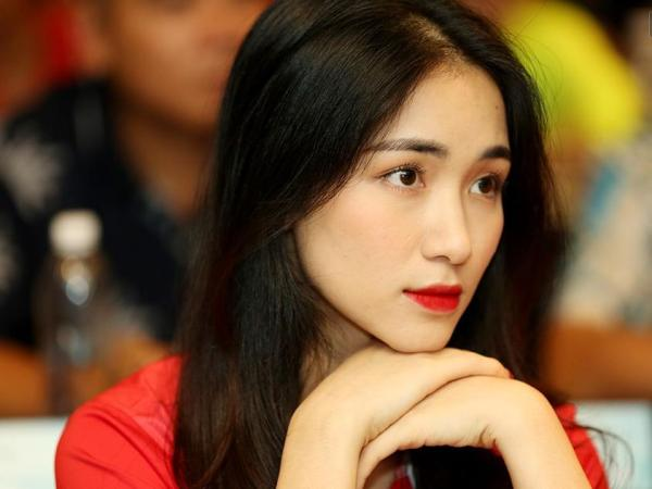 Hậu ồn ào bóng đá, Hòa Minzy tham dự đêm Chung kết "Hoa khôi Sinh viên Việt Nam 2018"