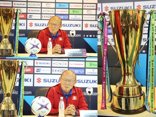 Trong buổi họp báo, HLV Park Hang Seo liên tục "liếc" cúp vô địch AFF Cup