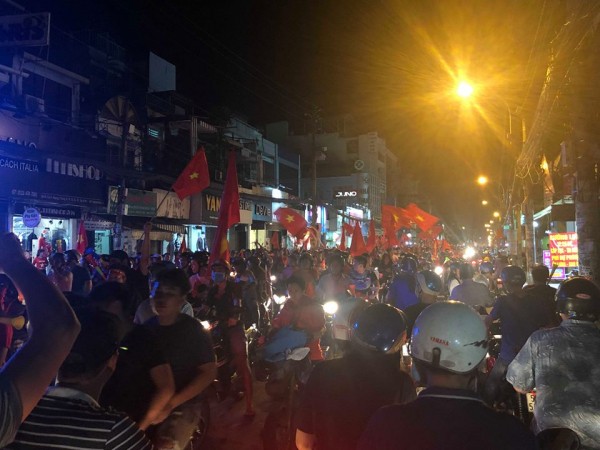 Một đêm không ngủ, đường phố Sài Gòn không còn chỗ trống sau chiến thắng của đội tuyển Việt Nam