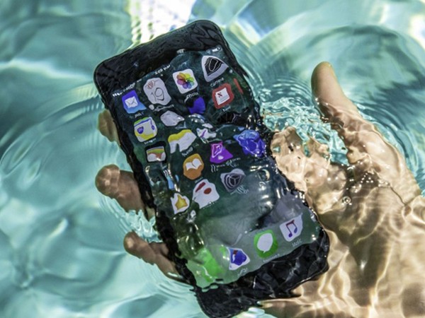 Mỹ: Tính năng chống nước trên iPhone giúp cứu mạng nhóm du khách bị chìm thuyền