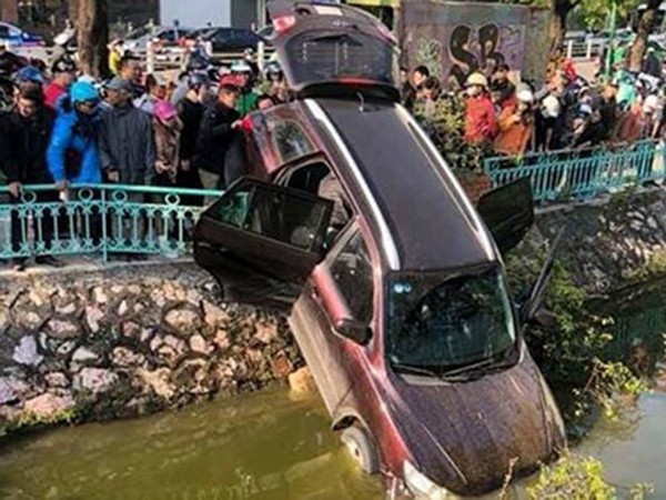 Hà Nội: Tài xế say xỉn lái xe ô tô lao xuống hồ Trúc Bạch