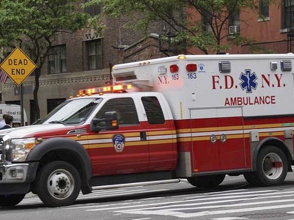 Chuyện thật như đùa tại Mỹ: Tài xế xe cứu thương lên cơn đau tim, bệnh nhân đành cầm lái