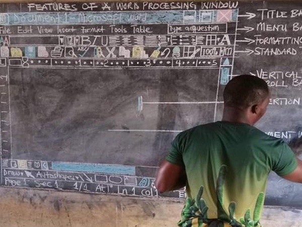Thầy giáo châu Phi "nổi như cồn" vì dạy tin học mà không sử dụng máy tính