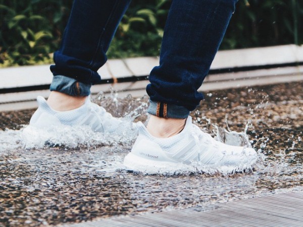"Lời nguyền" dành cho hội mê giày trắng: Cứ xỏ chân vào là trời đổ mưa