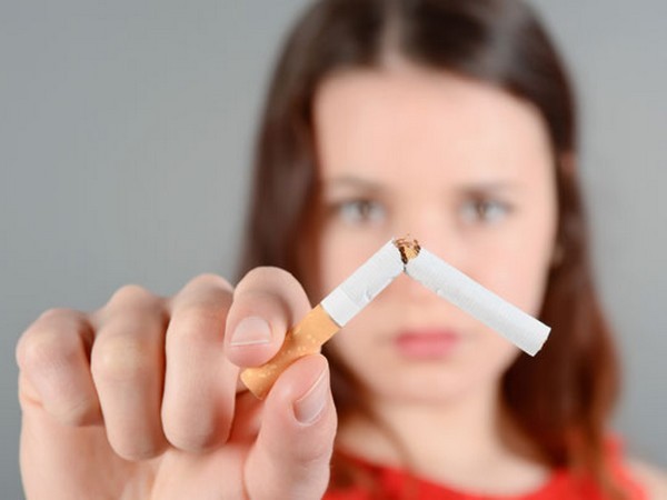 Trẻ vị thành niên ở Mỹ hút thuốc lá điện tử: “Không quản được thì cấm”