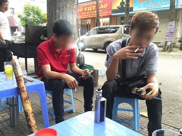 Con trẻ “tập tành” hút thuốc lá, cha mẹ đau đầu tìm cách cứu con
