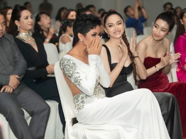 Hoa hậu H'Hen Niê hạnh phúc khi được vinh danh "Ngôi sao vì cộng đồng"