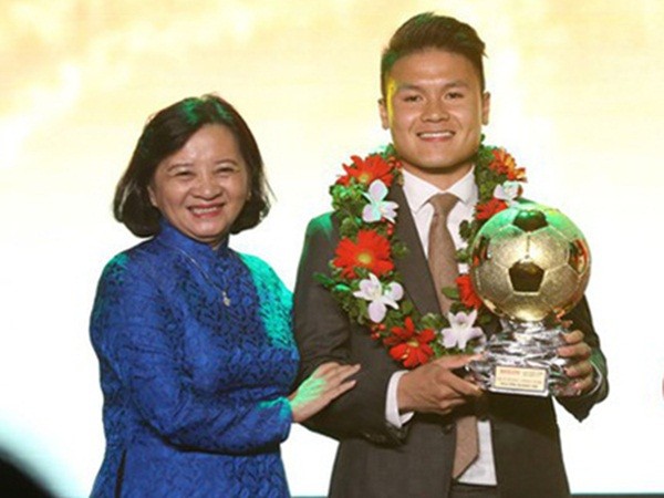 Quang Hải nhận giải Quả bóng vàng Việt Nam 2018