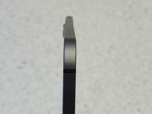 iPad Pro 2018 giao đến tay khách bị cong, Apple phản hồi hời hợt "chẳng có gì nghiêm trọng"?