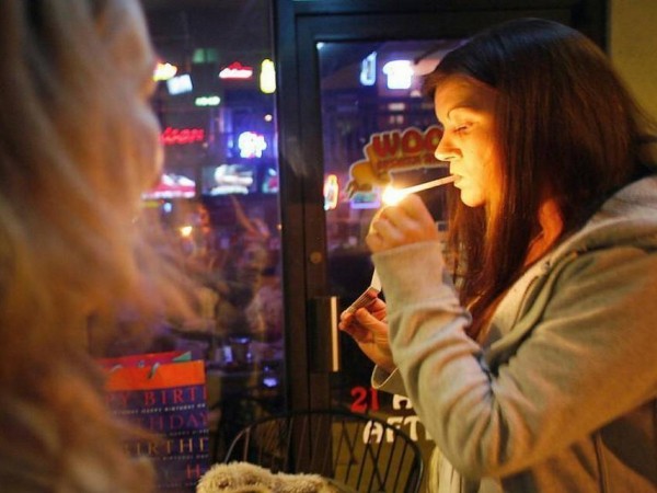 Tới lượt Mỹ băn khoăn về độ tuổi “hợp pháp” cho phép hút thuốc lá ở thanh thiếu niên