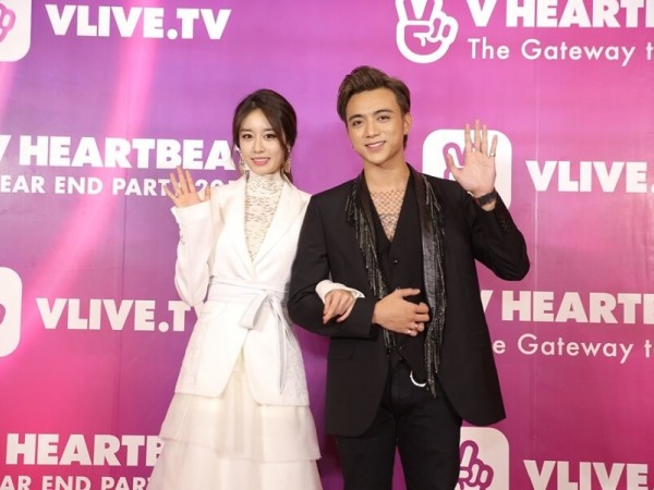 JiYeon tựa nữ thần, sánh bước bên Soobin Hoàng Sơn trên thảm đỏ "V Heartbeat Year End Party 2018"