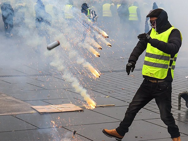 Người “Áo vàng” xuống đường, bạo động tiếp diễn ở Pháp