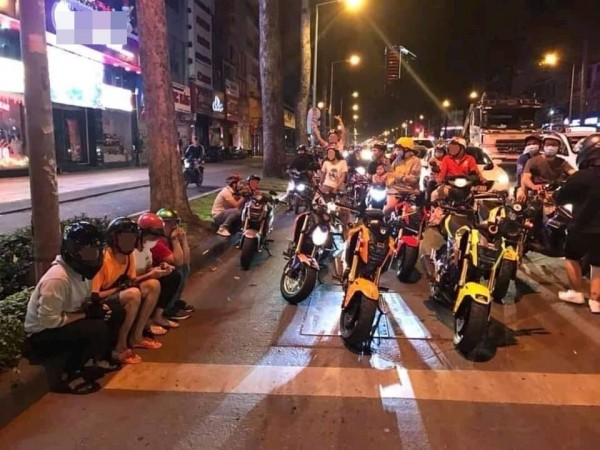 Nhóm thanh niên vào lề đường ngồi khi dừng đèn đỏ khiến cộng đồng mạng phẫn nộ