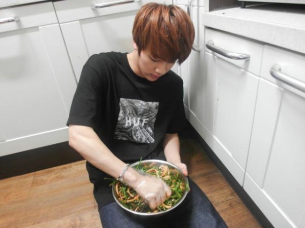 Hóa ra các nam idol đẹp trai hấp dẫn nhất là khi đang mải mê nấu ăn