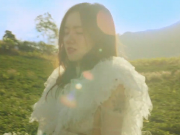 Phương Ly rục rịch trở lại cùng Justatee, hoá nàng thơ xinh lung linh trong teaser MV "Anh là ai"