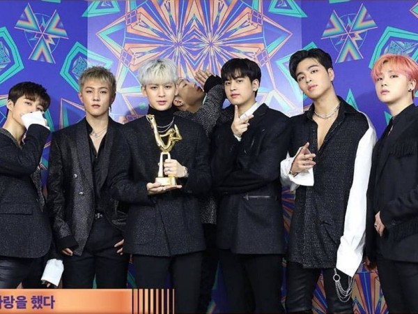 Còn ai số nhọ hơn B.I (iKON): lên sân khấu nhận giải mà chưa kéo khóa quần